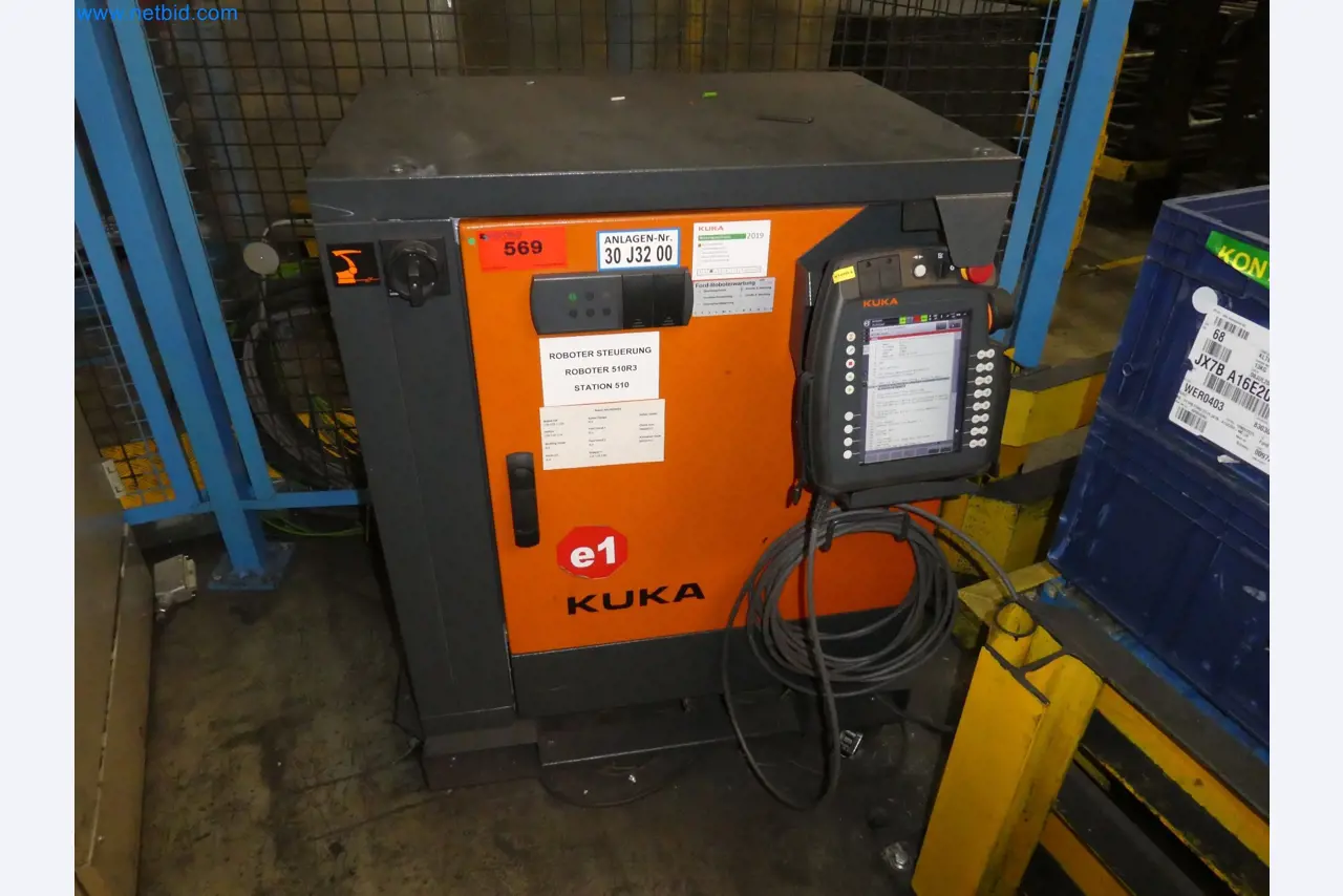 Robots, welding equipment and assembly accessories from the automotive industry-3