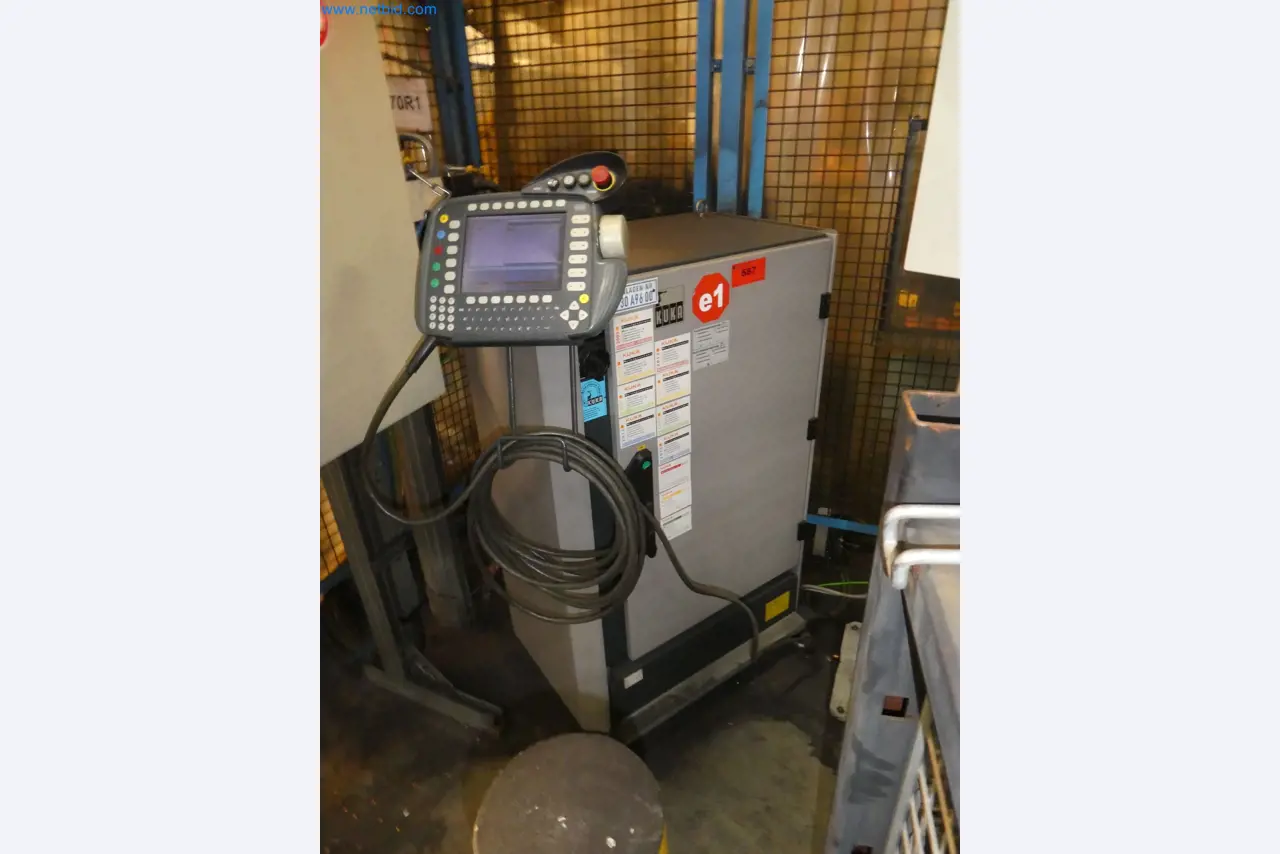 Robots, welding equipment and assembly accessories from the automotive industry-40