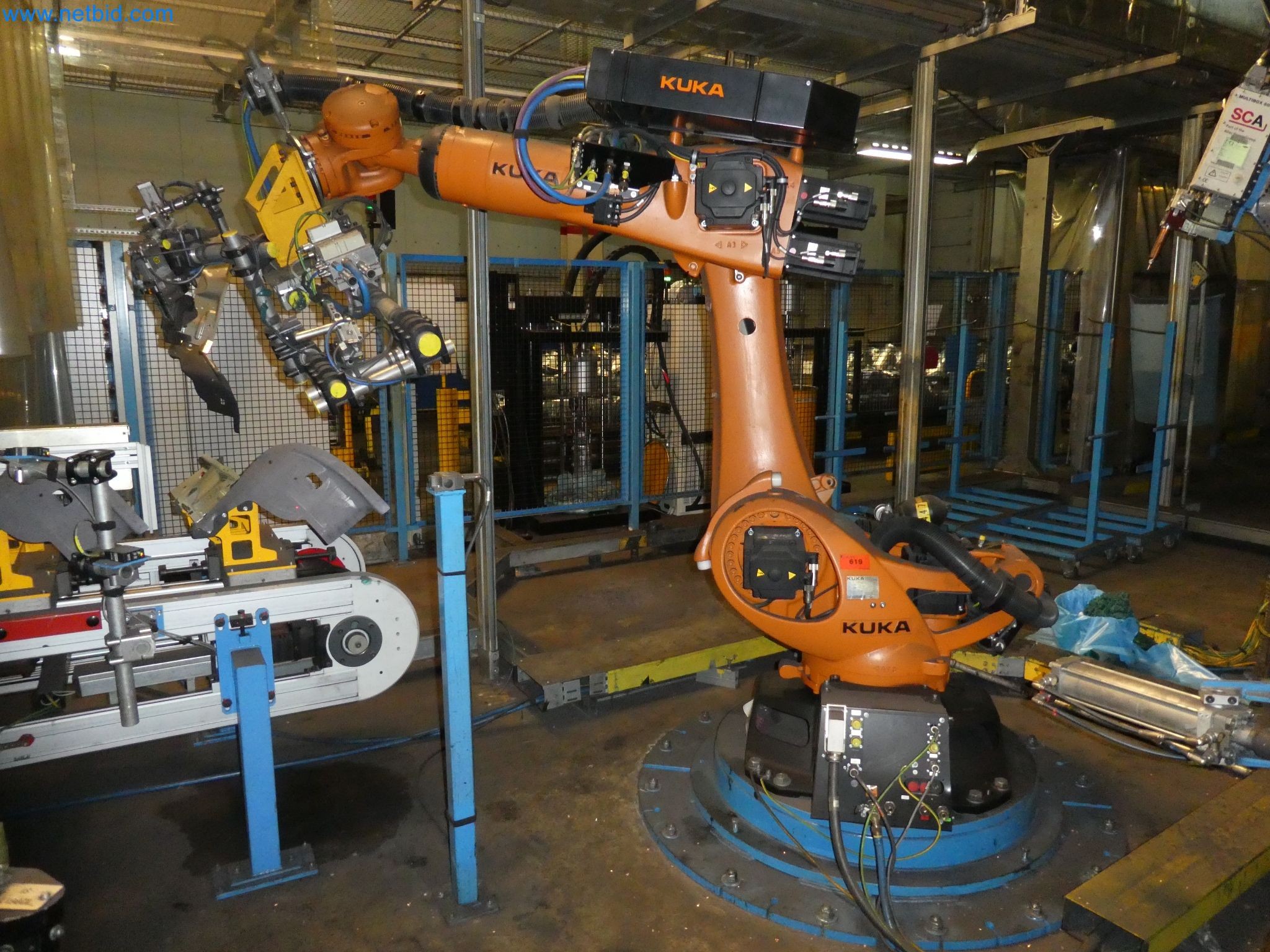 Robots, welding equipment and assembly accessories from the automotive industry-77
