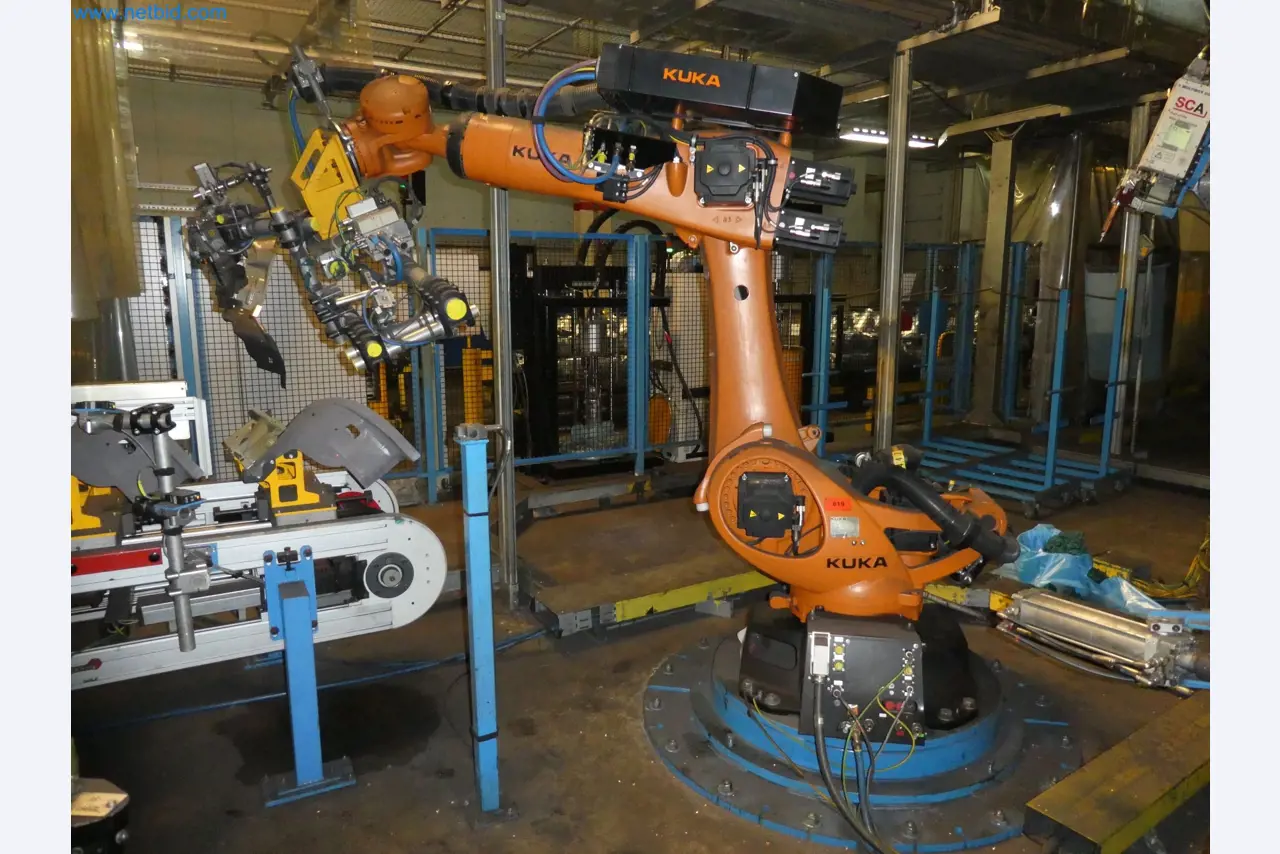 Robots, welding equipment and assembly accessories from the automotive industry-77