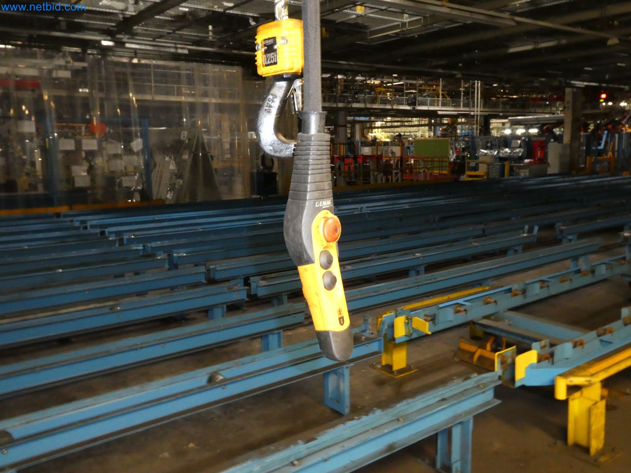 Robots, equipos de soldadura y accesorios de montaje de la industria del automóvil-11