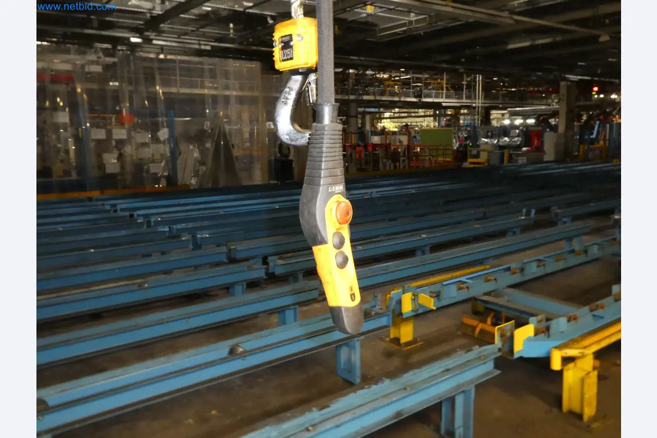 Robots, equipos de soldadura y accesorios de montaje de la industria del automóvil-11