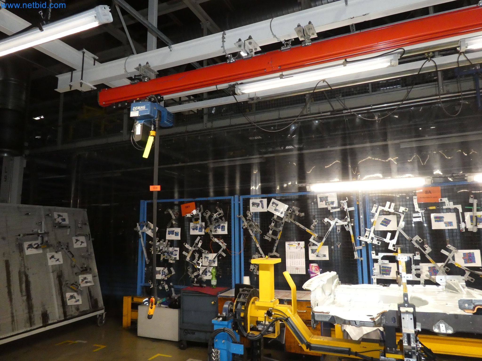 Robots, equipos de soldadura y accesorios de montaje de la industria del automóvil-12