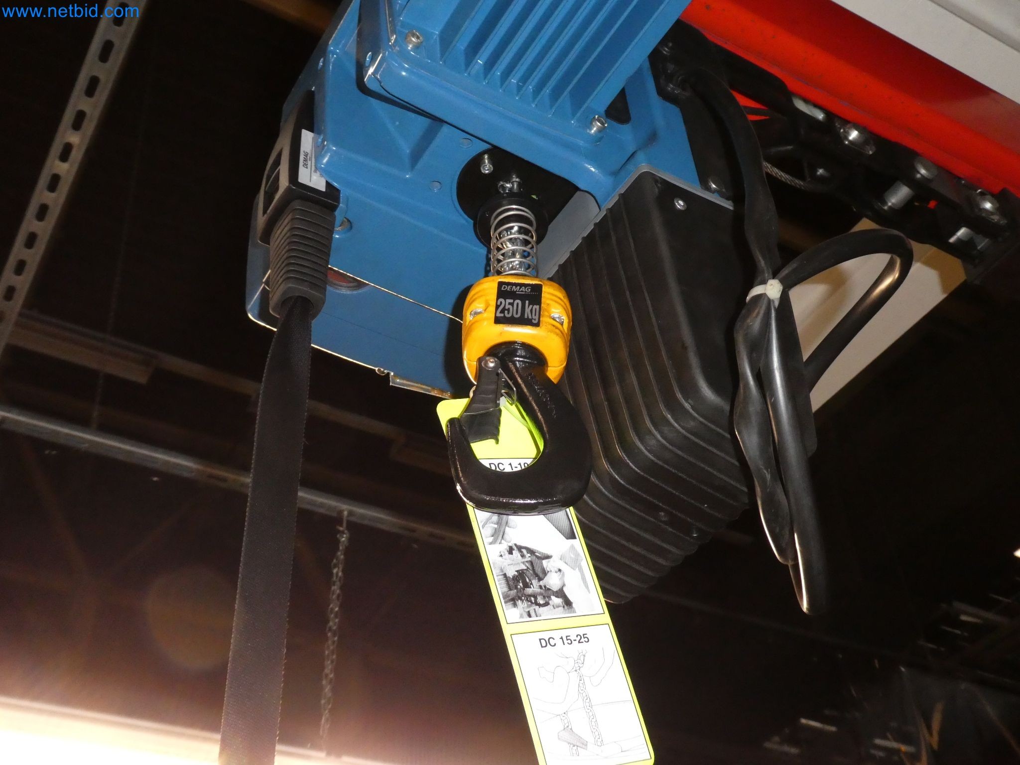 Robots, equipos de soldadura y accesorios de montaje de la industria del automóvil-16