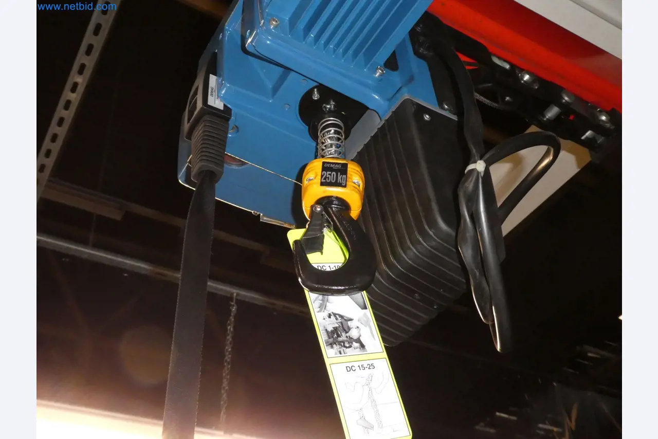 Robots, equipos de soldadura y accesorios de montaje de la industria del automóvil-16