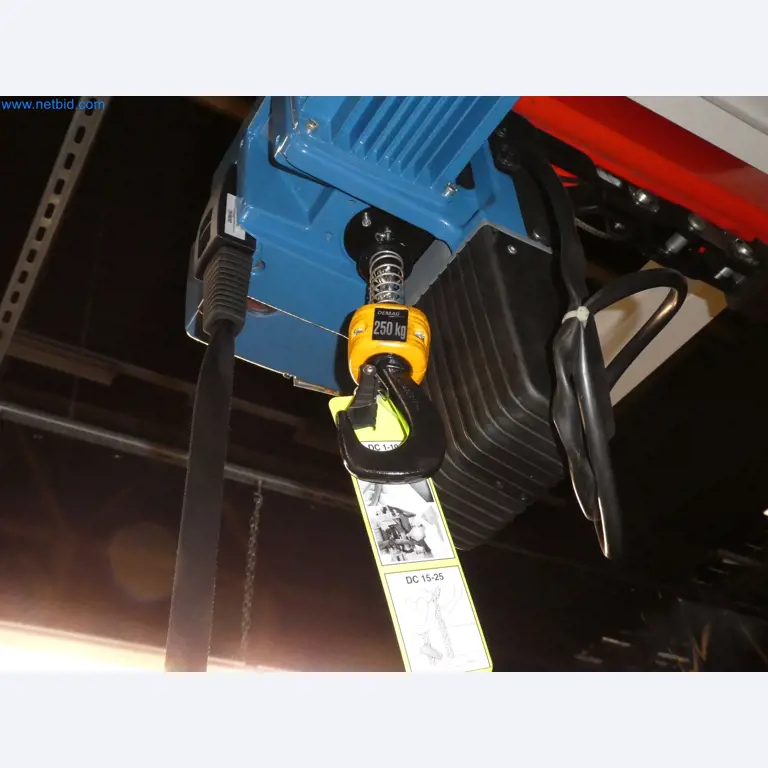 Robots, equipos de soldadura y accesorios de montaje de la industria del automóvil-16