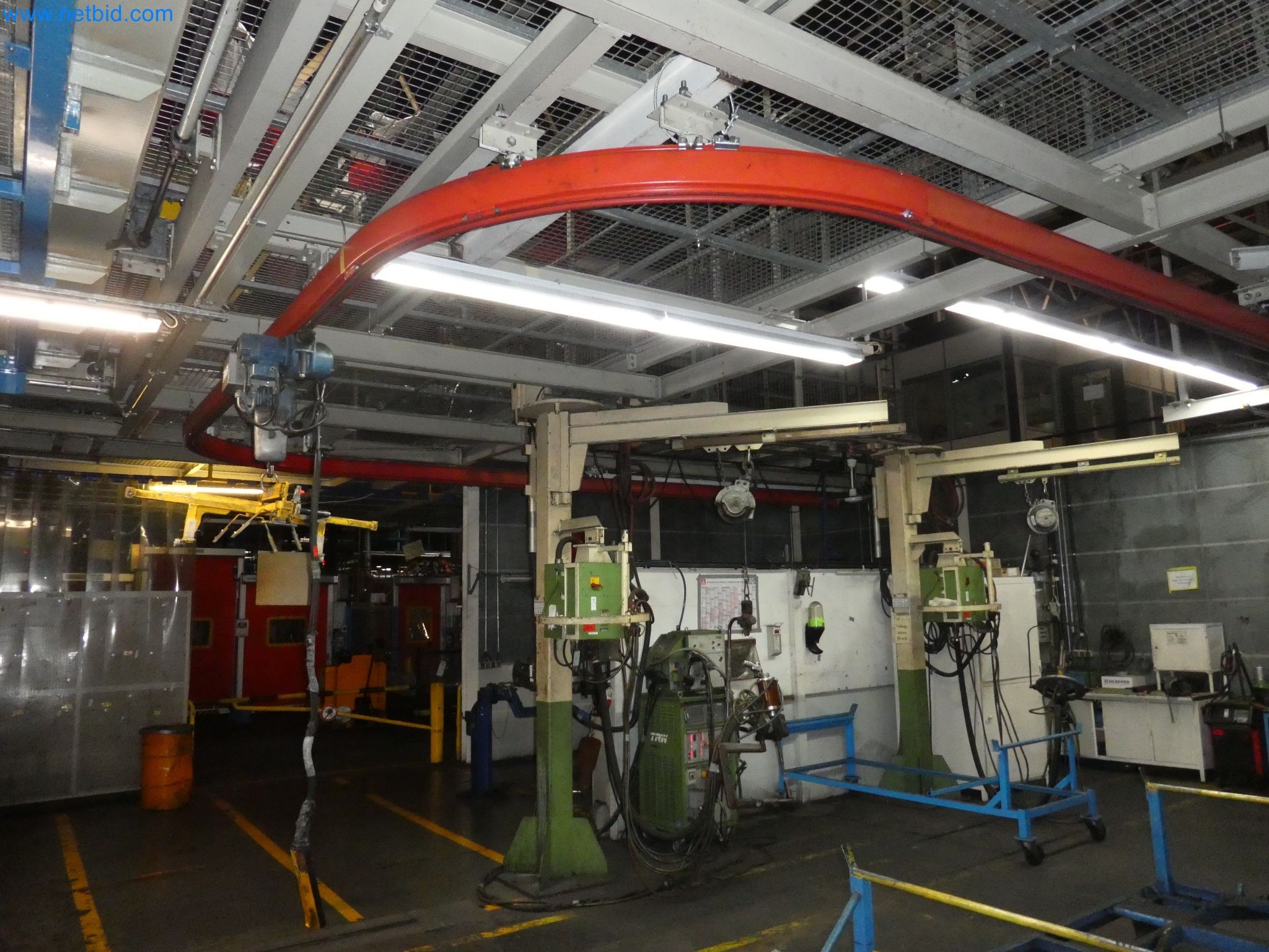 Robots, equipos de soldadura y accesorios de montaje de la industria del automóvil-3