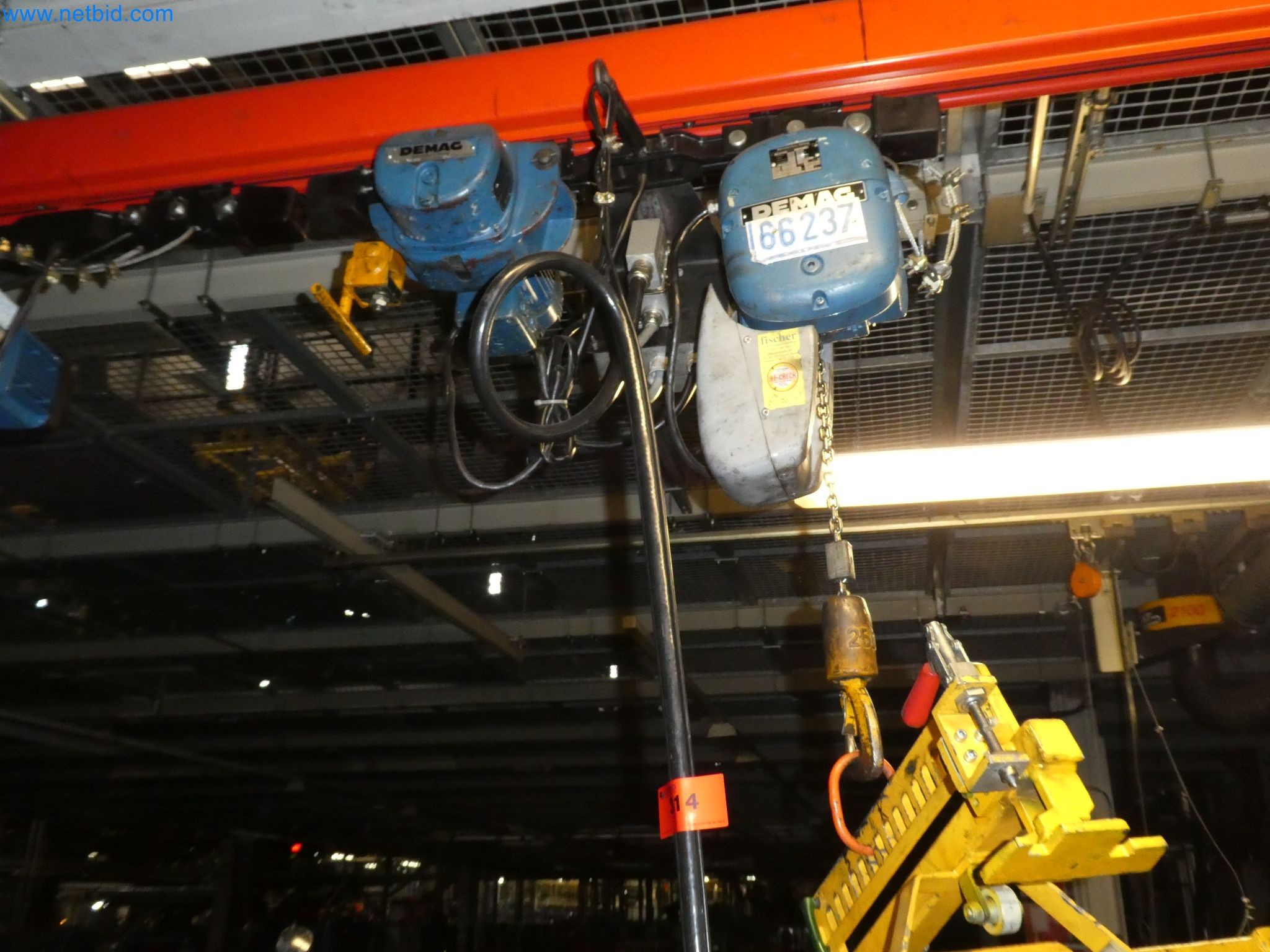 Robots, equipos de soldadura y accesorios de montaje de la industria del automóvil-8