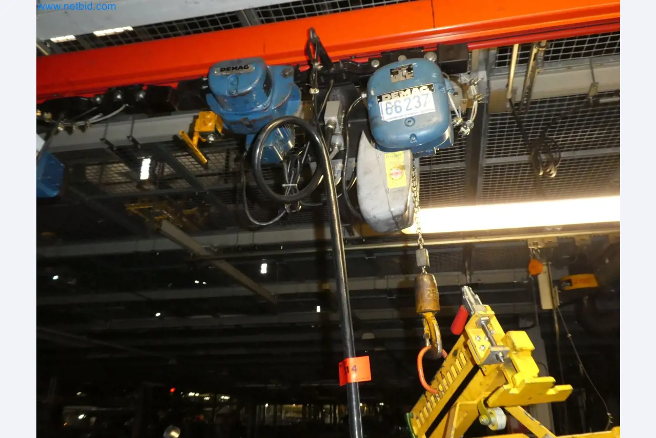 Robots, equipos de soldadura y accesorios de montaje de la industria del automóvil-8