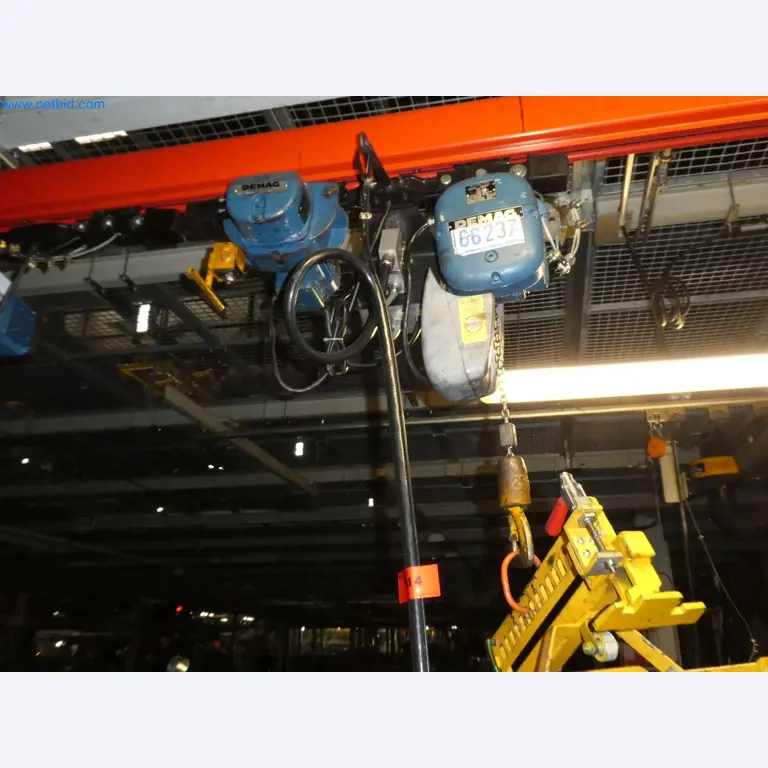 Robots, equipos de soldadura y accesorios de montaje de la industria del automóvil-8