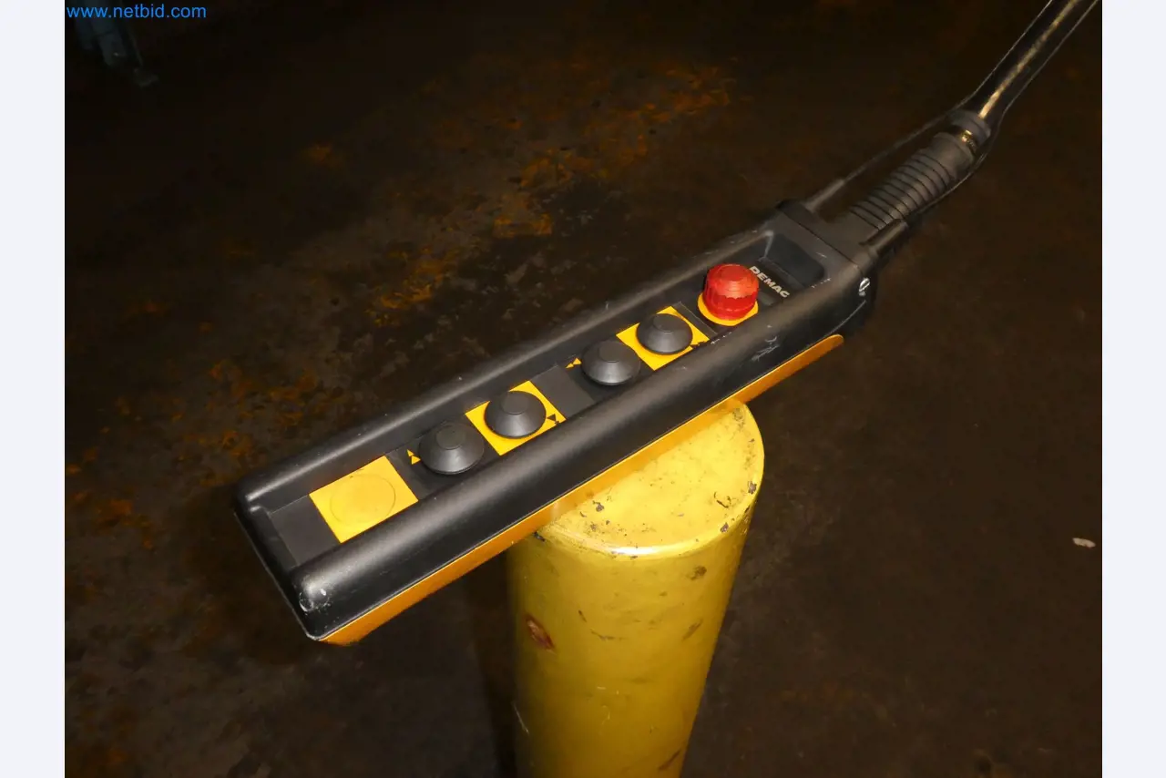 Robots, equipos de soldadura y accesorios de montaje de la industria del automóvil-9