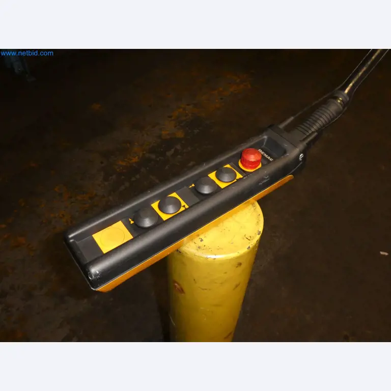 Robots, equipos de soldadura y accesorios de montaje de la industria del automóvil-9