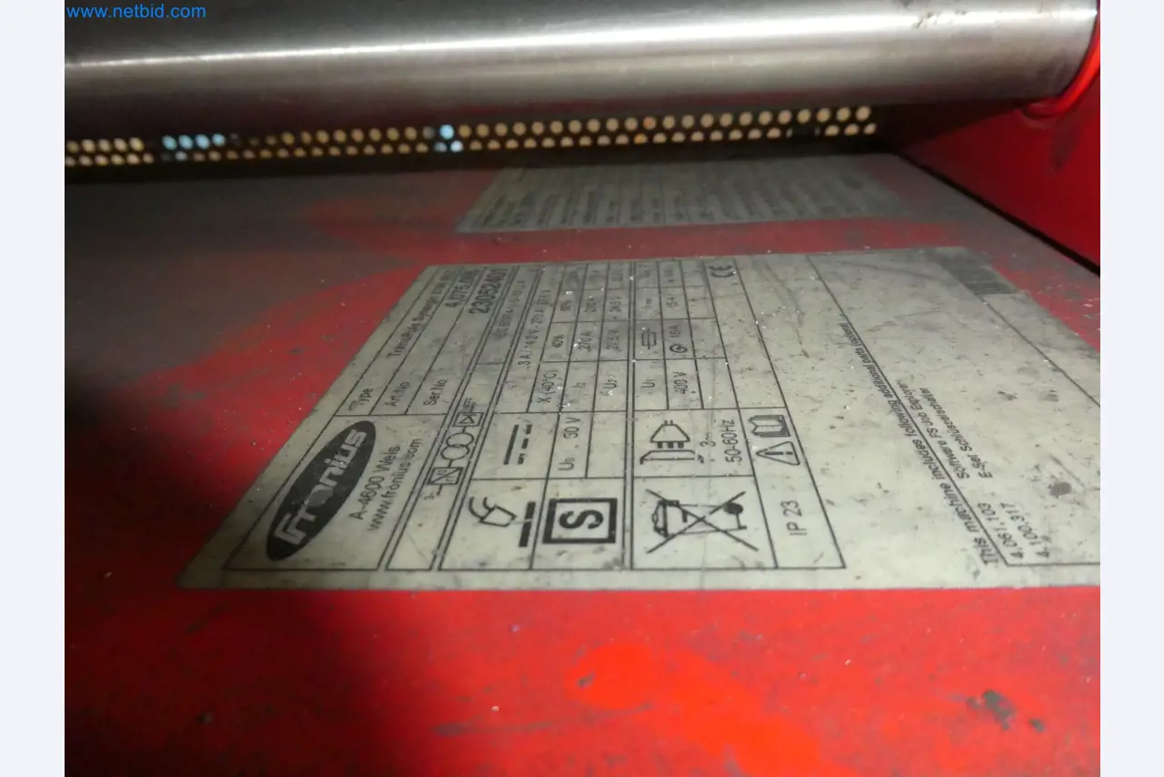 Robots, equipos de soldadura y accesorios de montaje de la industria del automóvil-1