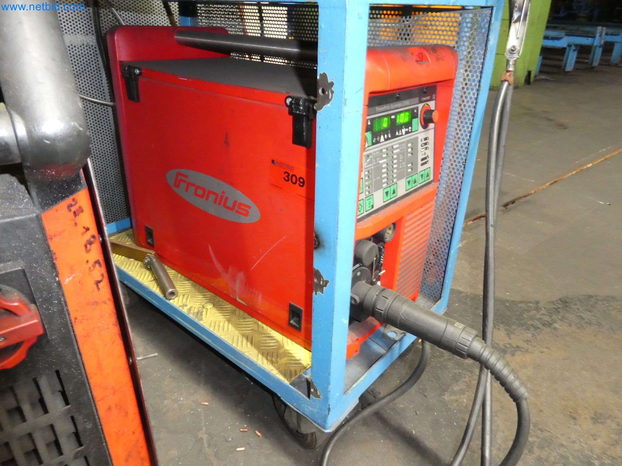 Robots, equipos de soldadura y accesorios de montaje de la industria del automóvil-2