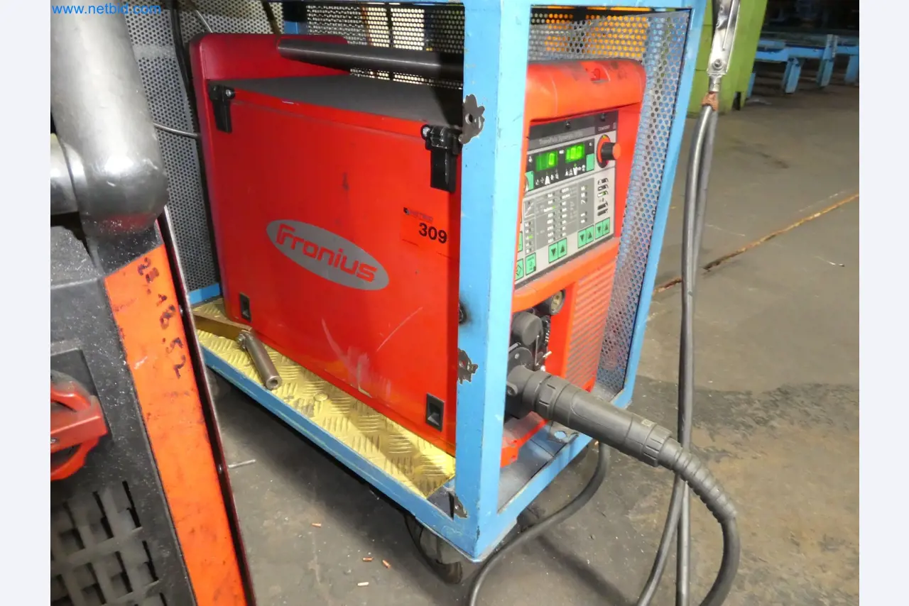 Robots, equipos de soldadura y accesorios de montaje de la industria del automóvil-2