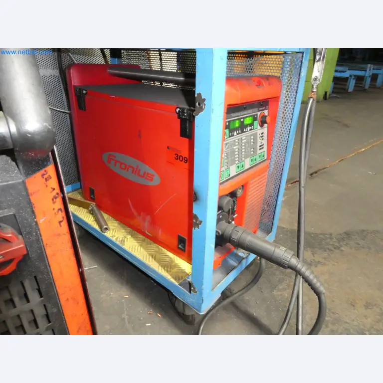 Robots, equipos de soldadura y accesorios de montaje de la industria del automóvil-2