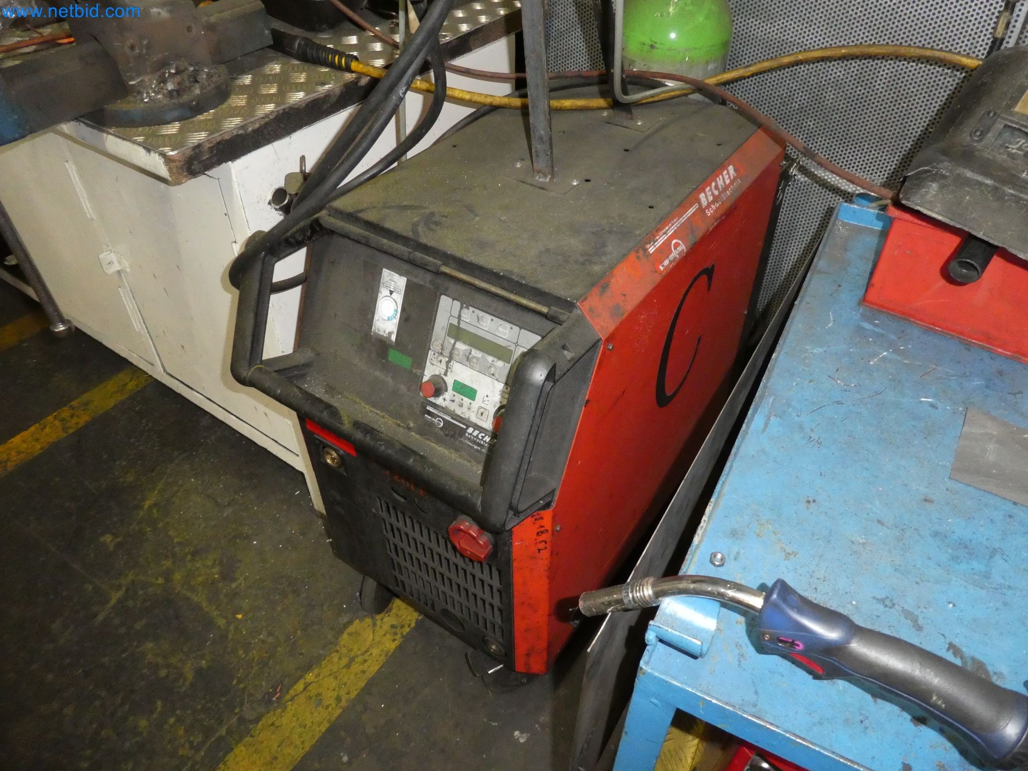 Roboti, varilna oprema in pripomočki za montažo iz avtomobilske industrije-2