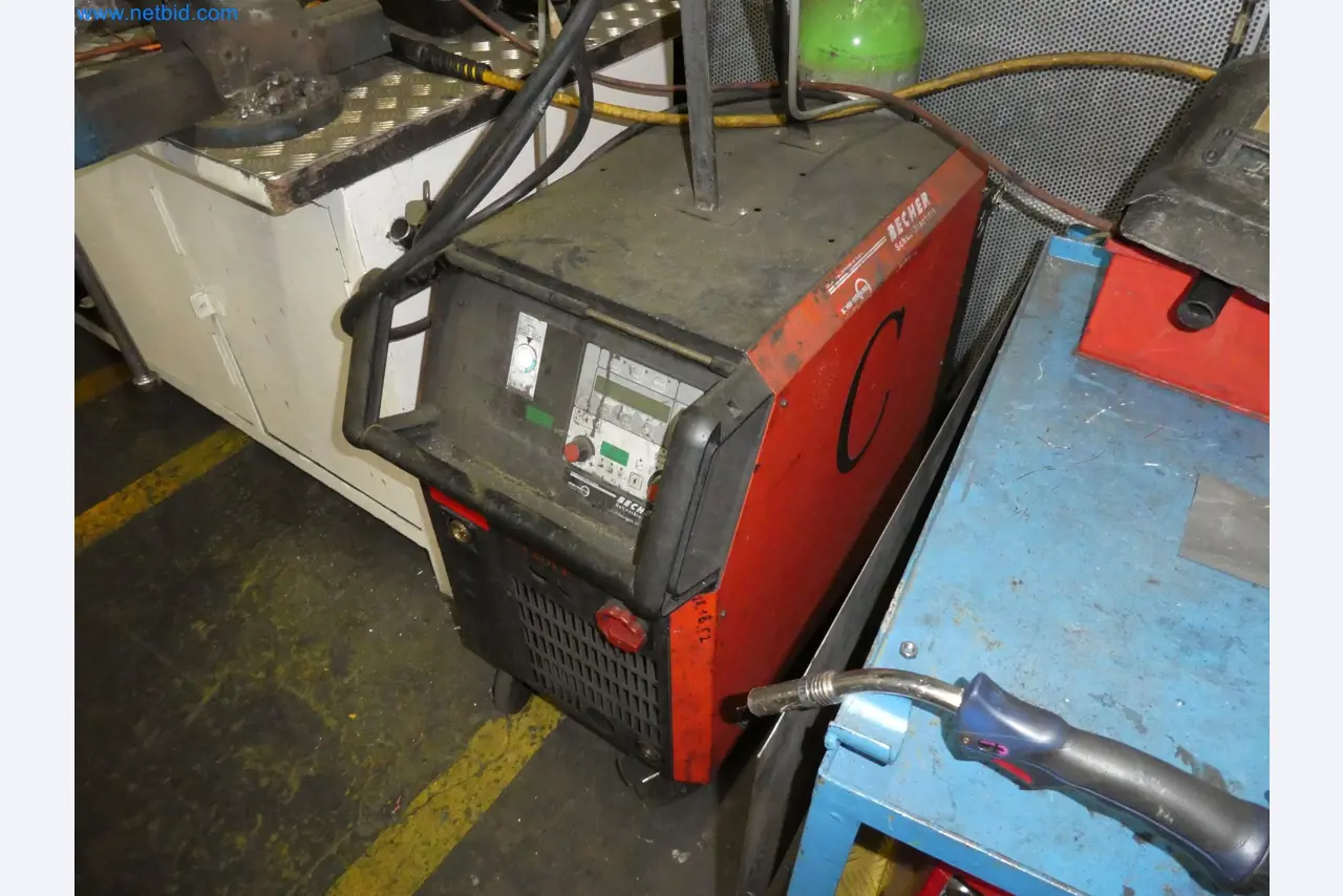 Roboti, varilna oprema in pripomočki za montažo iz avtomobilske industrije-2