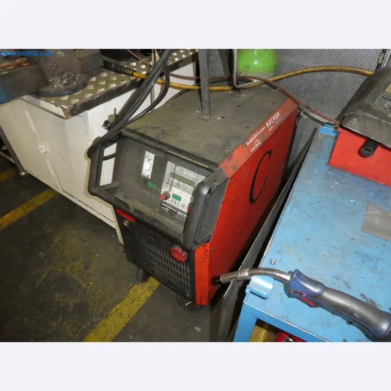 Roboti, varilna oprema in pripomočki za montažo iz avtomobilske industrije-2