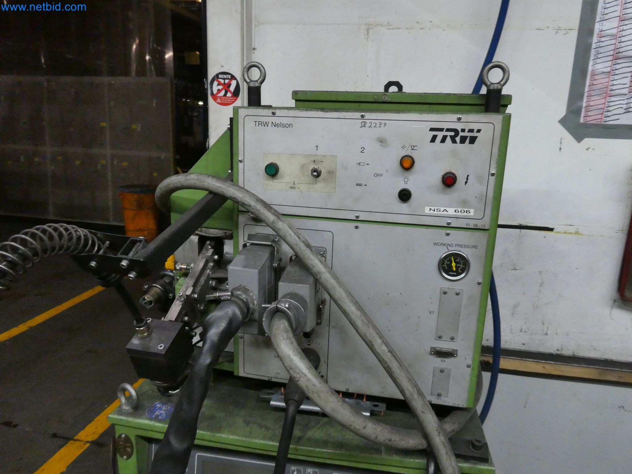 Roboti, varilna oprema in pripomočki za montažo iz avtomobilske industrije-1