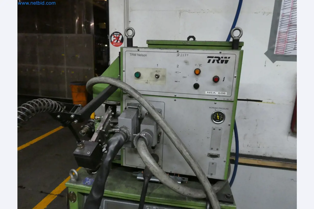 Roboti, varilna oprema in pripomočki za montažo iz avtomobilske industrije-1