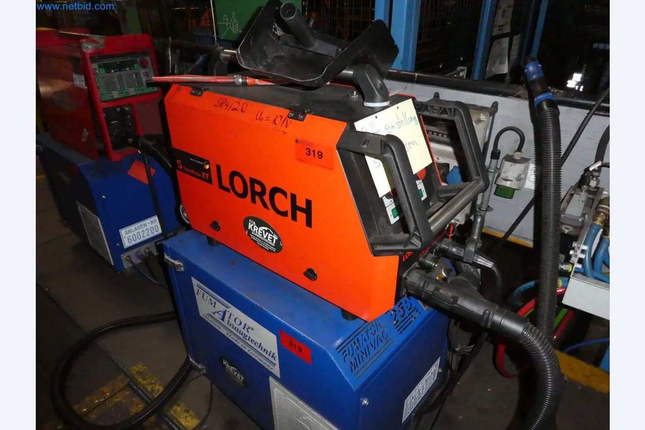 Roboti, varilna oprema in pripomočki za montažo iz avtomobilske industrije-1