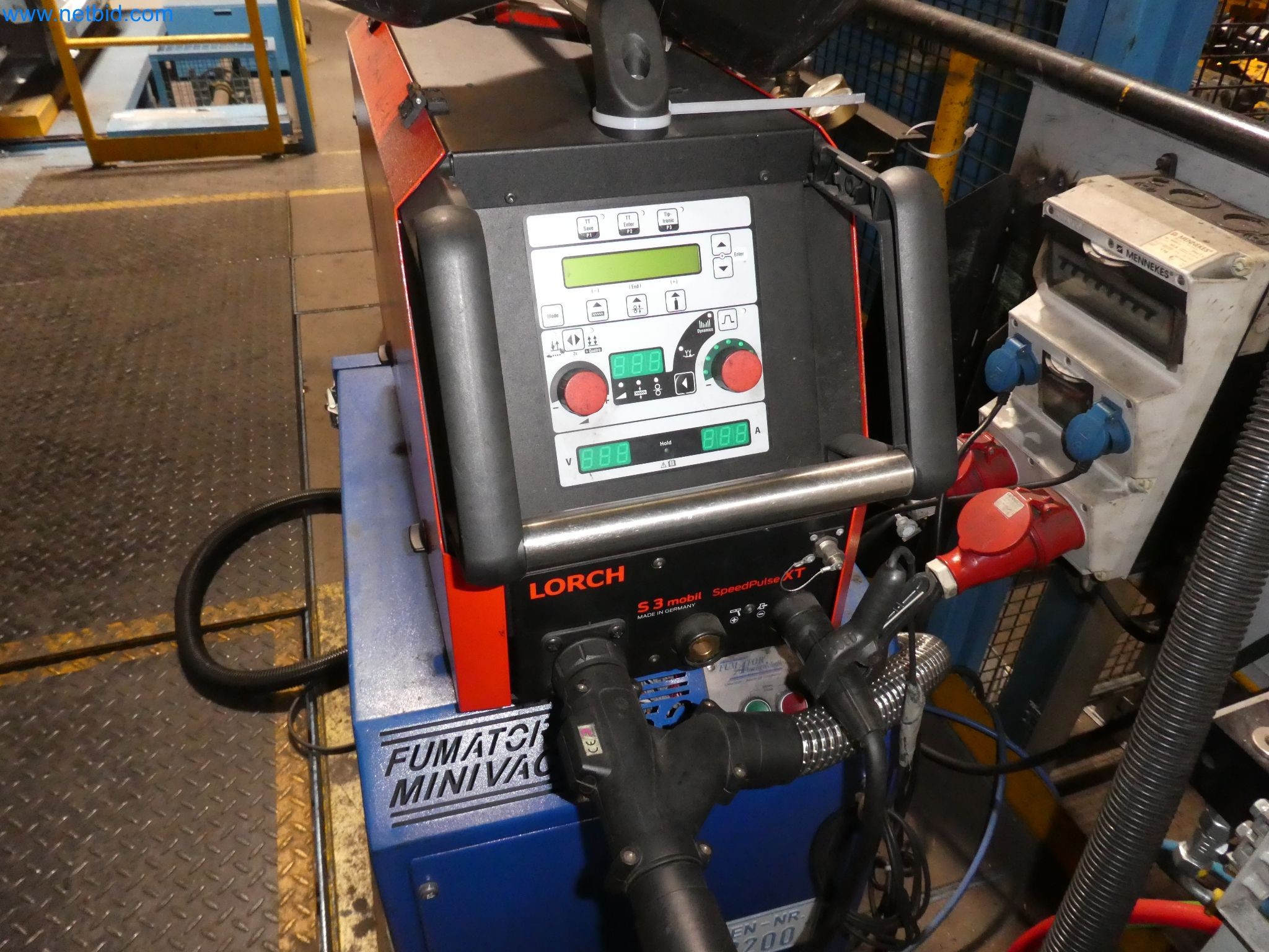 Roboti, varilna oprema in pripomočki za montažo iz avtomobilske industrije-4