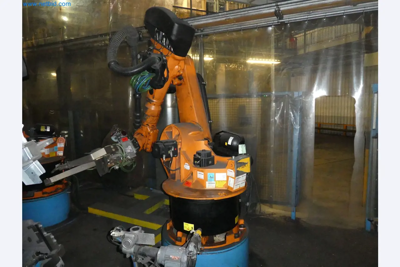 Robots, welding equipment and assembly accessories from the automotive industry-108