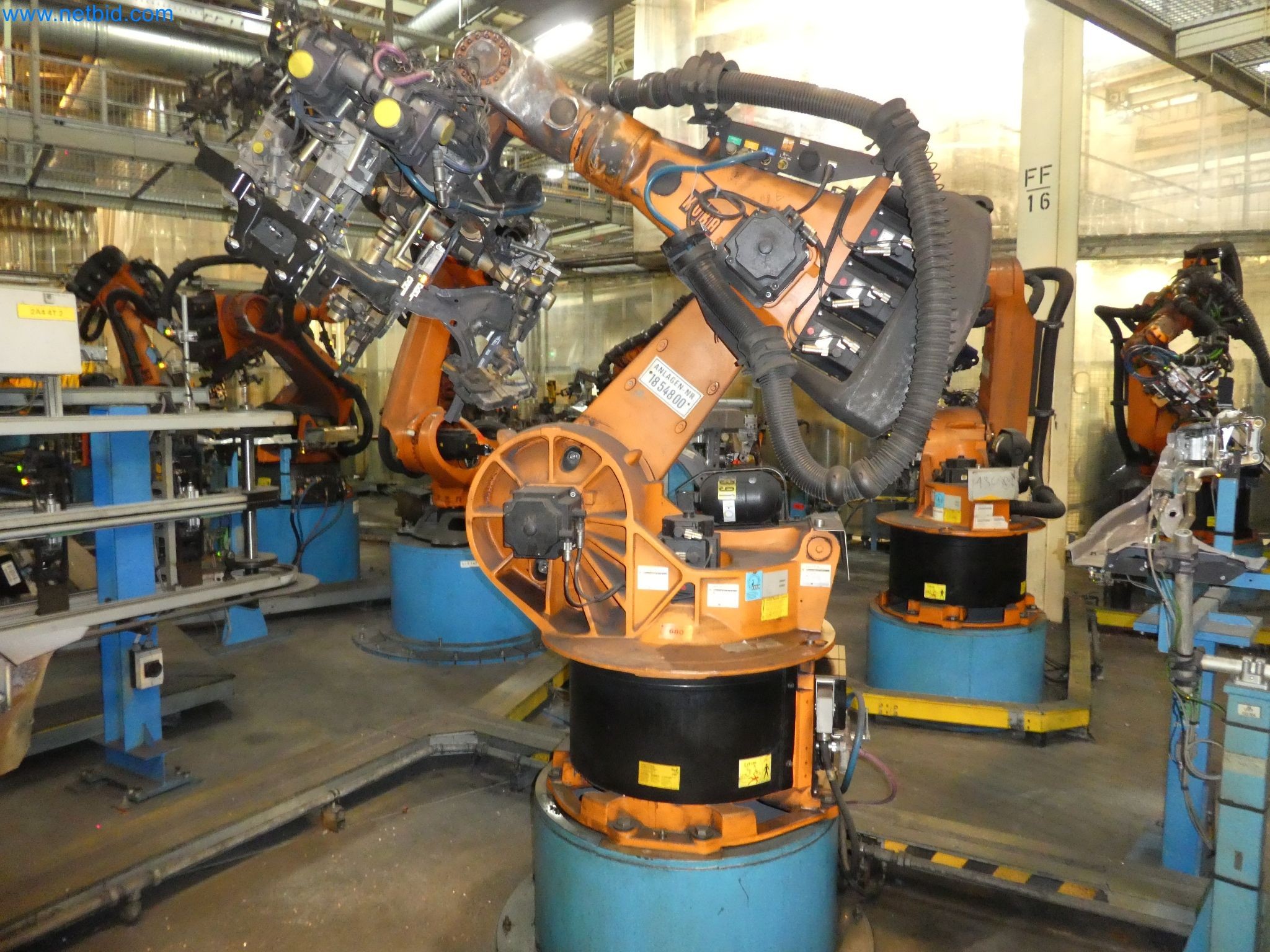 Robots, welding equipment and assembly accessories from the automotive industry-112