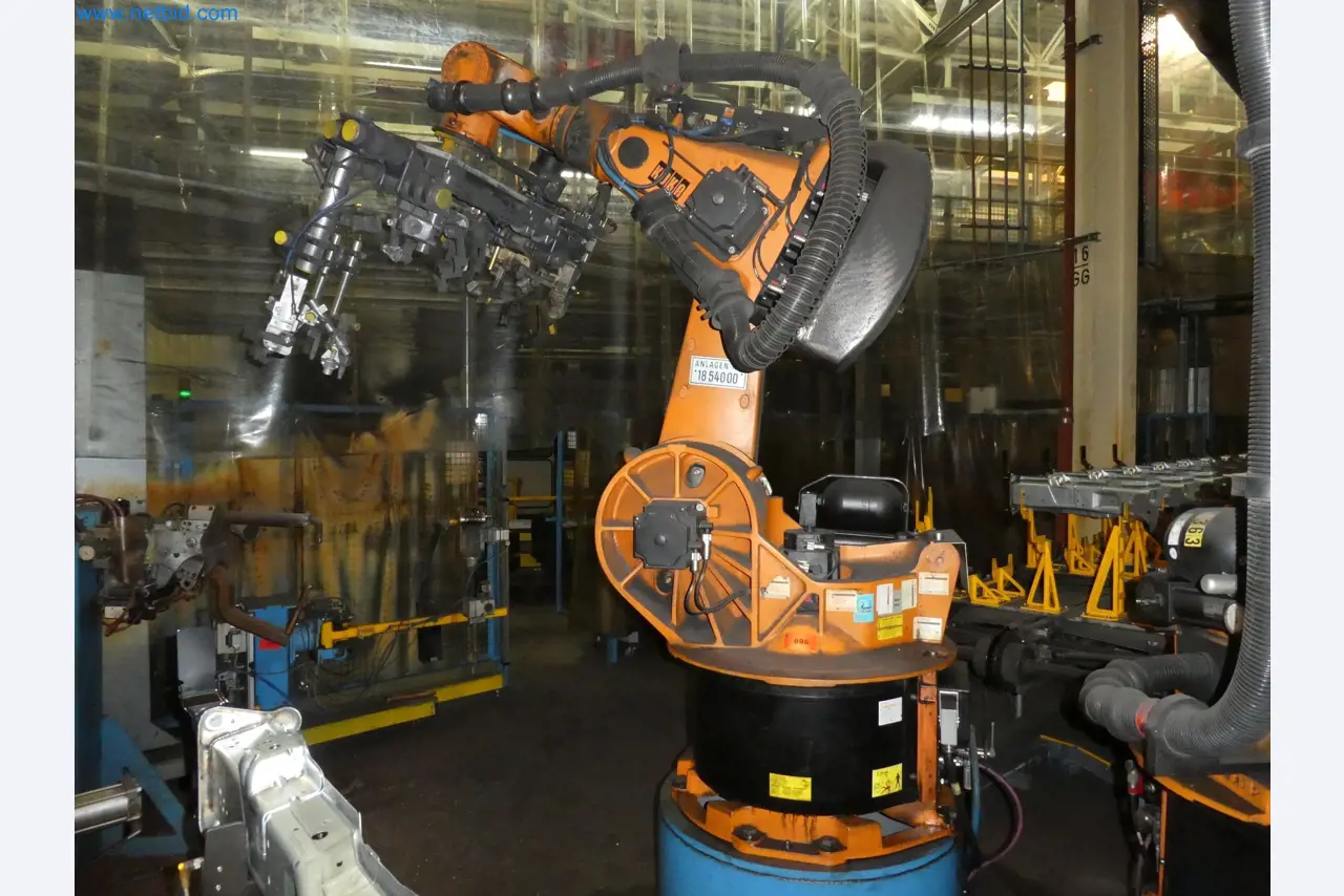 Robots, welding equipment and assembly accessories from the automotive industry-11
