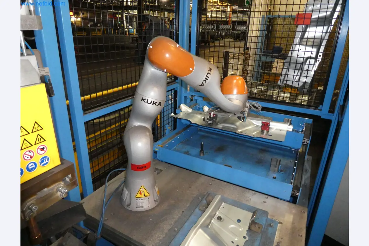 Robots, welding equipment and assembly accessories from the automotive industry-126