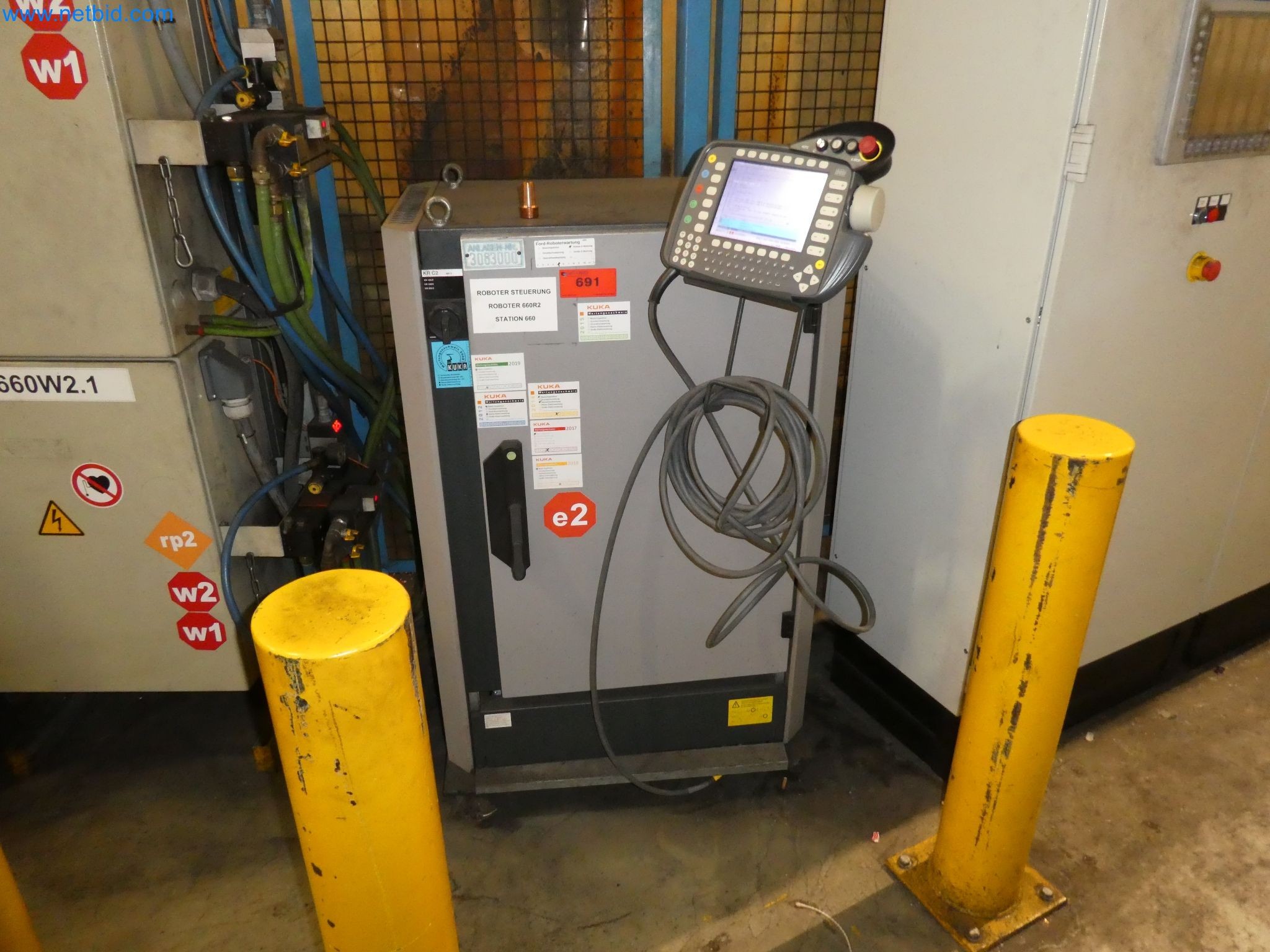 Robots, welding equipment and assembly accessories from the automotive industry-128