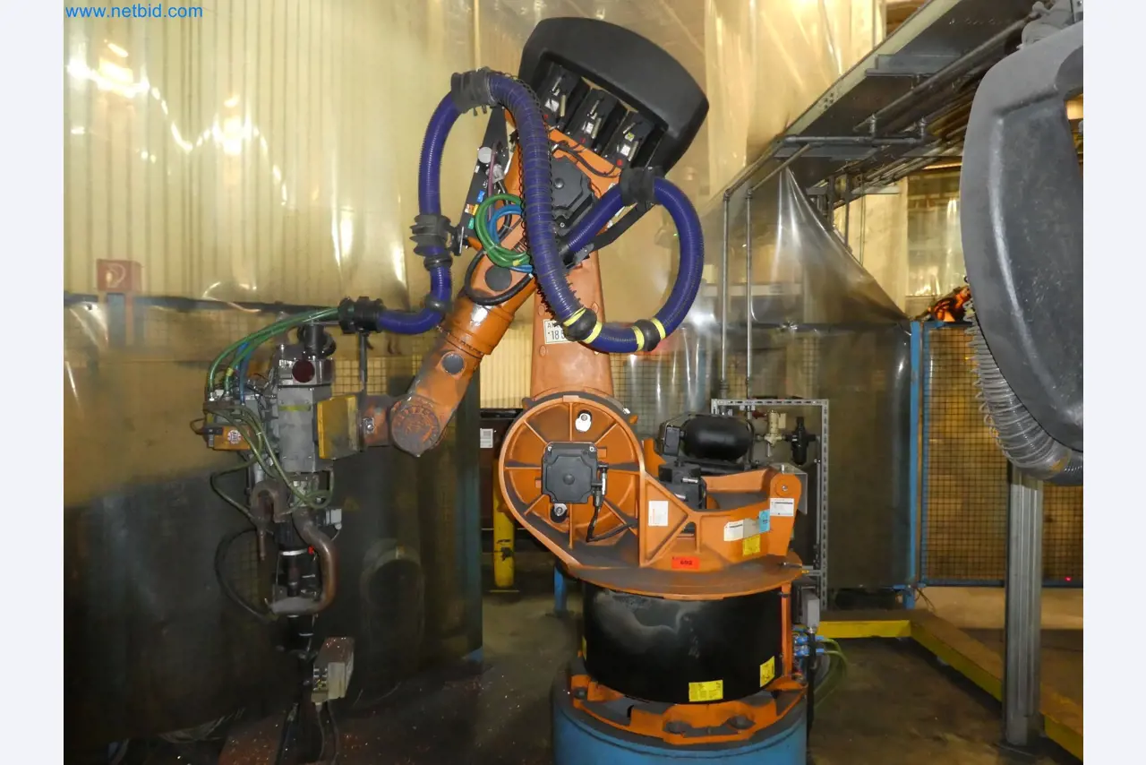 Robots, welding equipment and assembly accessories from the automotive industry-132