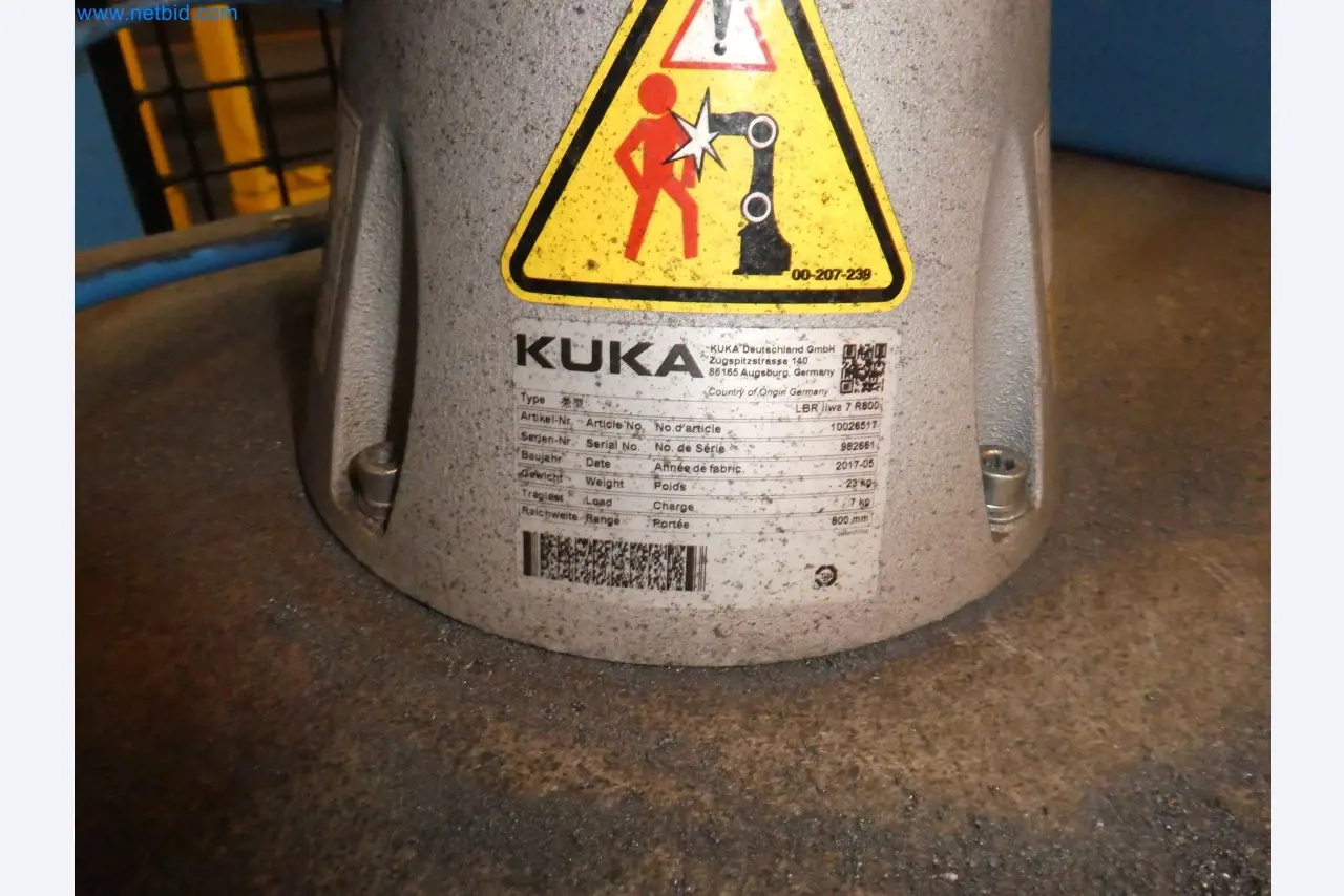 Robots, welding equipment and assembly accessories from the automotive industry-134