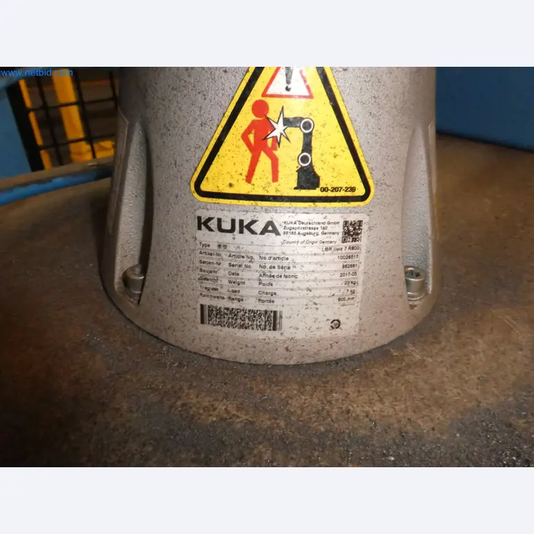 Robots, welding equipment and assembly accessories from the automotive industry-134