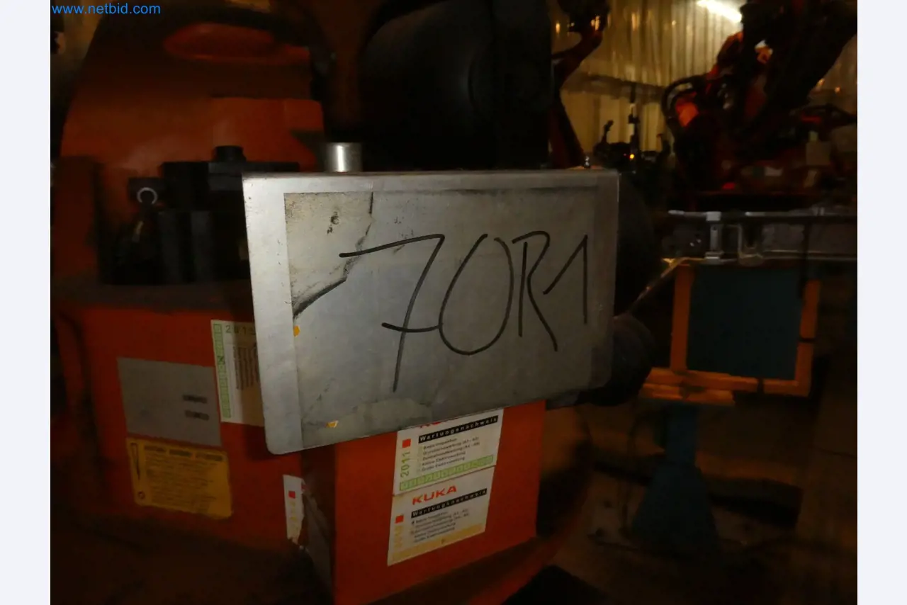 Robots, welding equipment and assembly accessories from the automotive industry-15