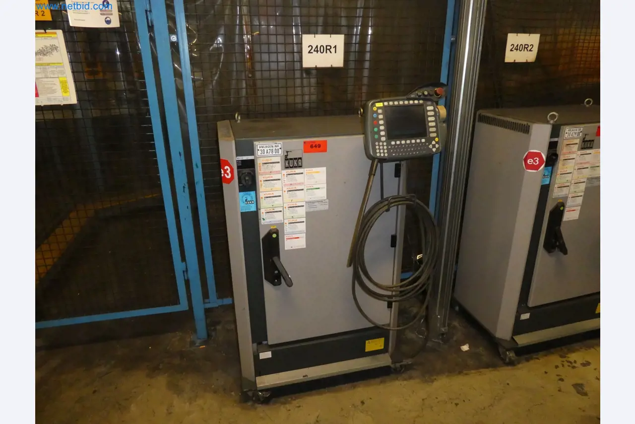 Robots, welding equipment and assembly accessories from the automotive industry-20