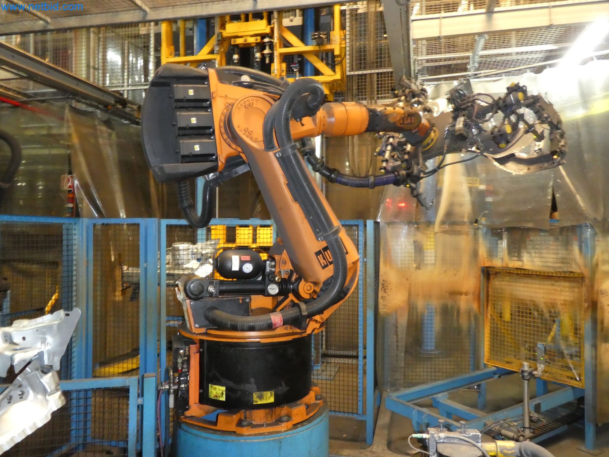 Robots, welding equipment and assembly accessories from the automotive industry-2