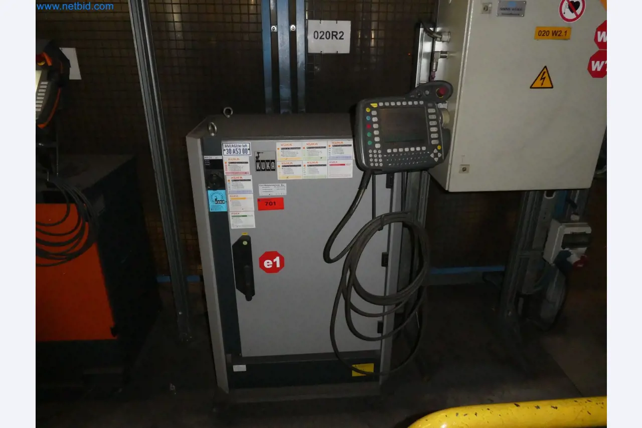 Robots, welding equipment and assembly accessories from the automotive industry-31