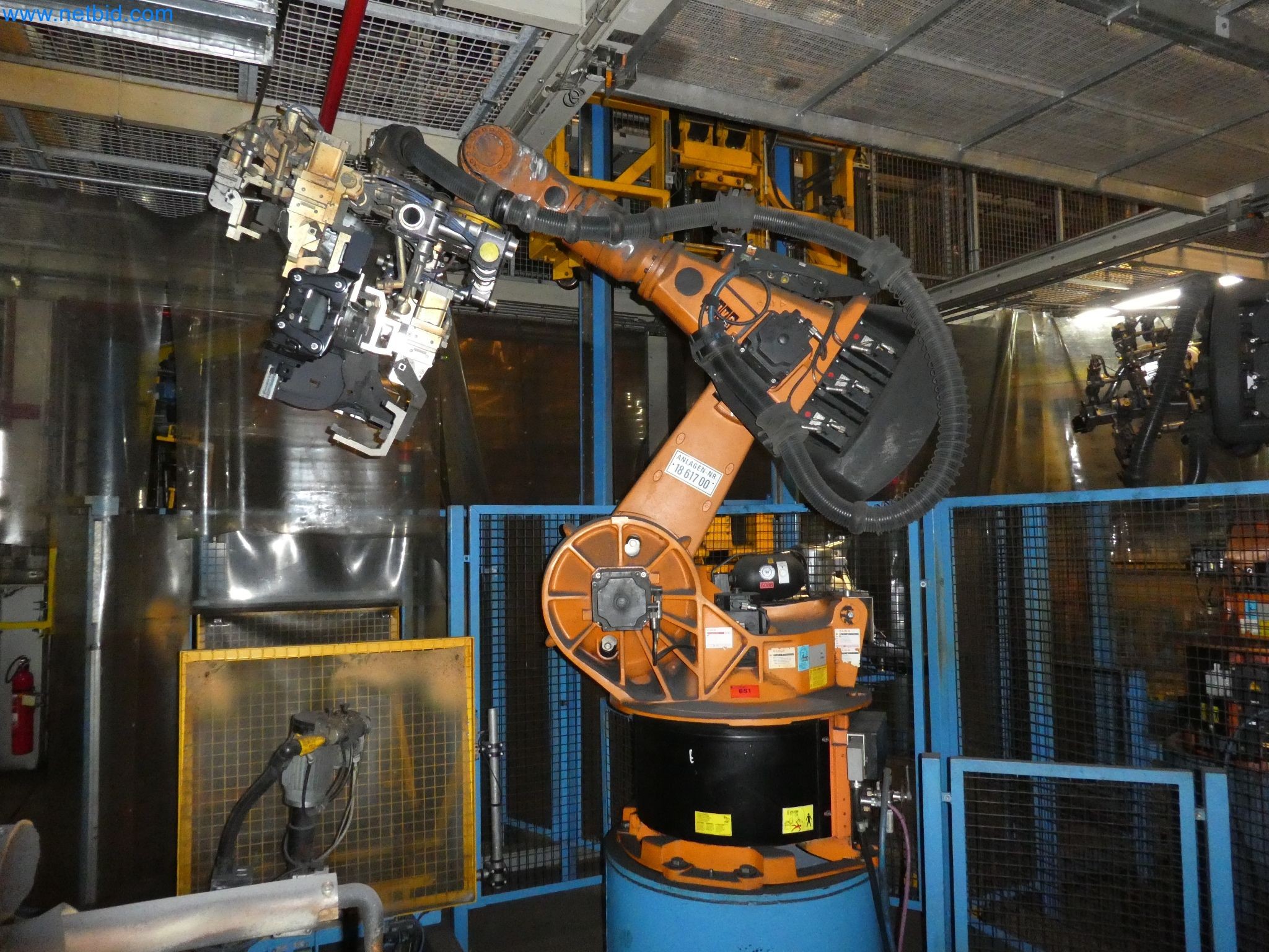 Robots, welding equipment and assembly accessories from the automotive industry-32