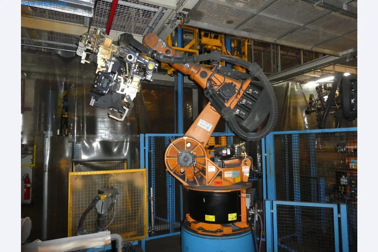 Robots, welding equipment and assembly accessories from the automotive industry-32