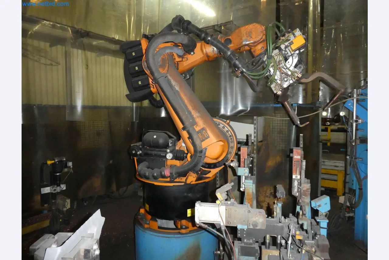 Robots, welding equipment and assembly accessories from the automotive industry-33