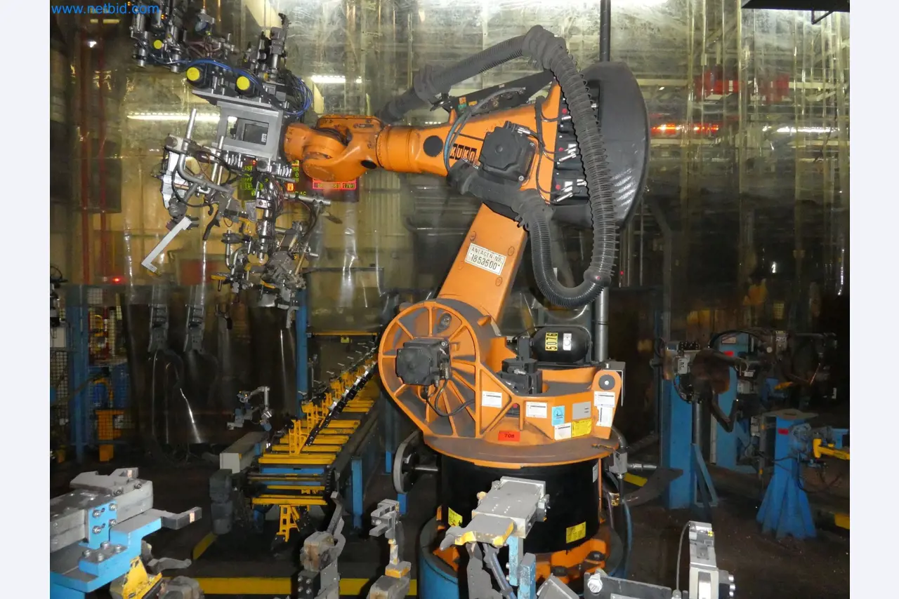 Robots, welding equipment and assembly accessories from the automotive industry-40