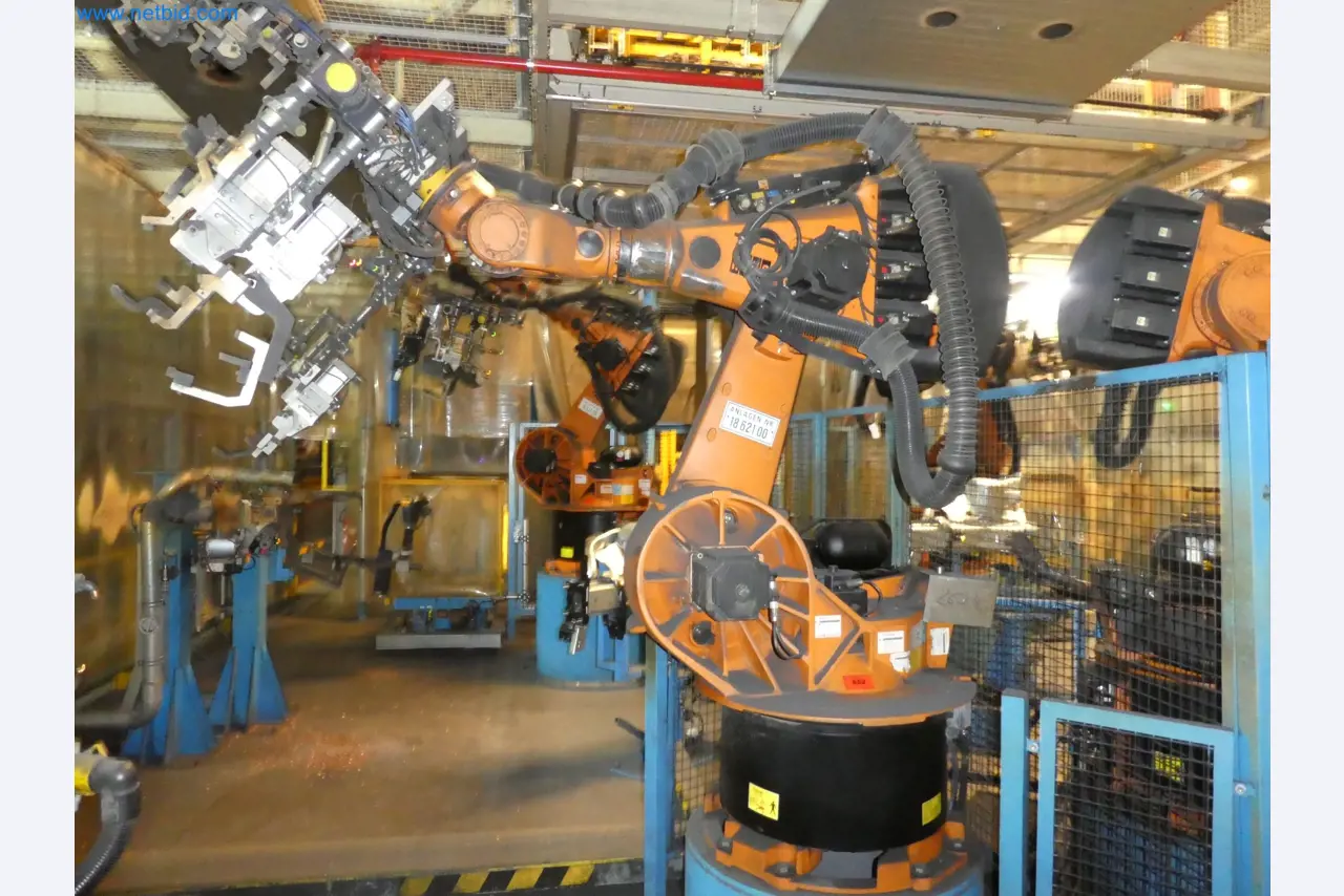 Robots, welding equipment and assembly accessories from the automotive industry-46