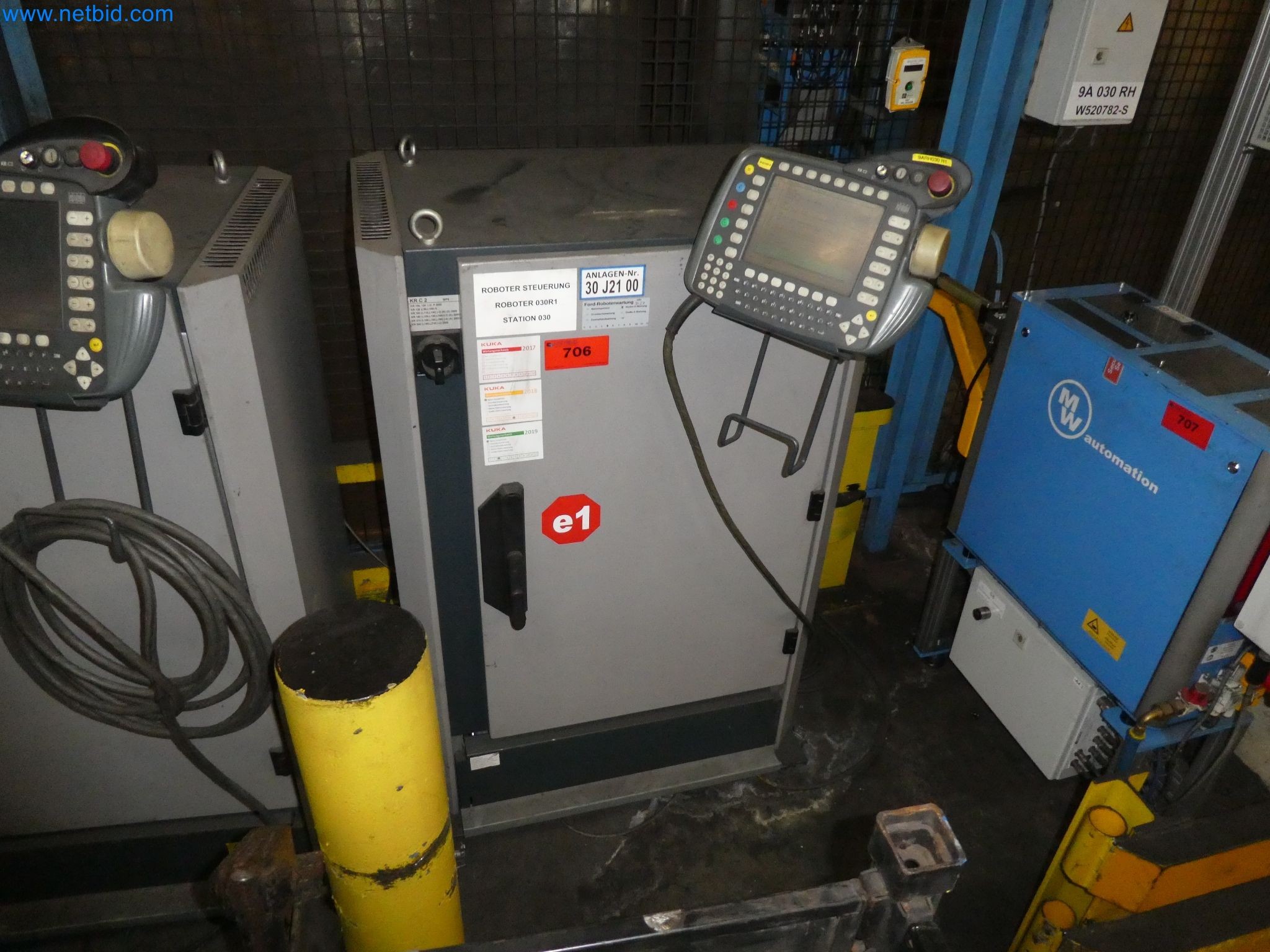 Robots, welding equipment and assembly accessories from the automotive industry-47