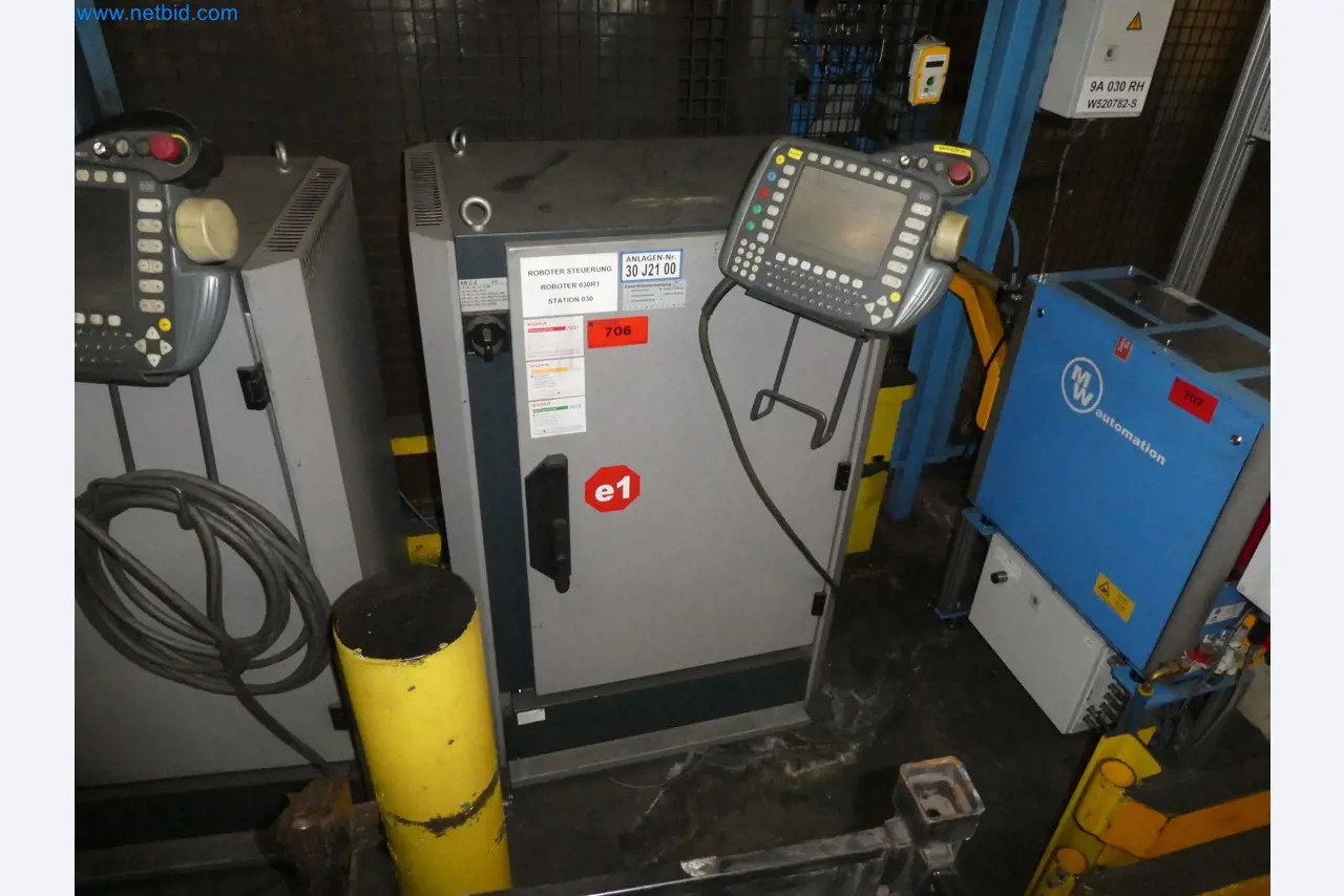 Robots, welding equipment and assembly accessories from the automotive industry-47