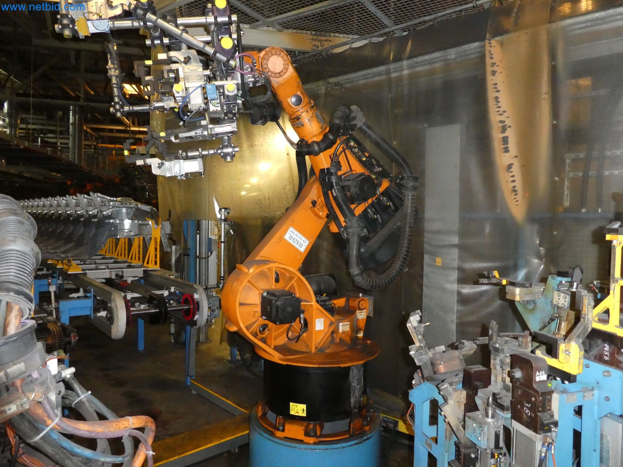 Robots, welding equipment and assembly accessories from the automotive industry-54