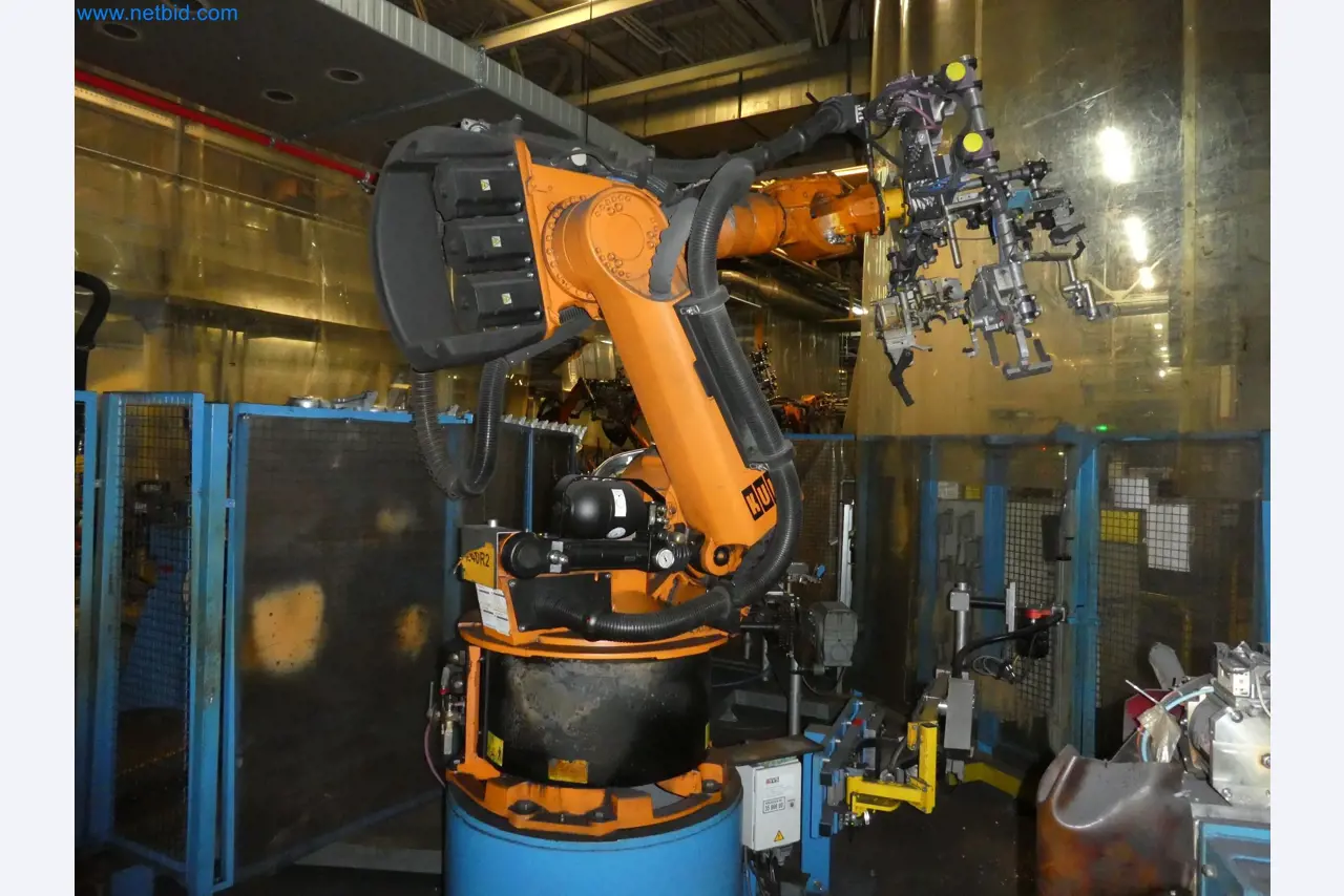 Robots, welding equipment and assembly accessories from the automotive industry-60