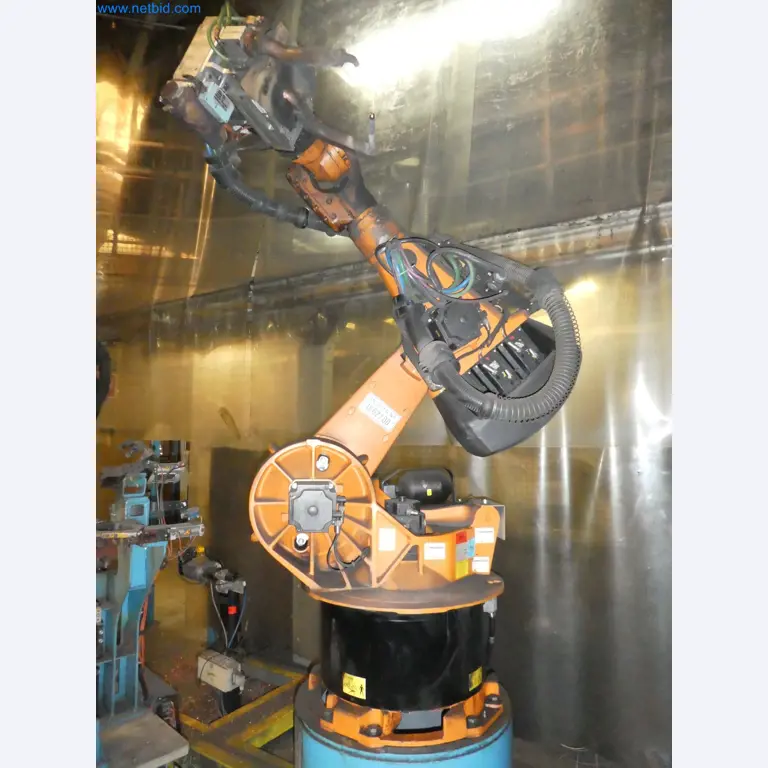 Robots, welding equipment and assembly accessories from the automotive industry-68