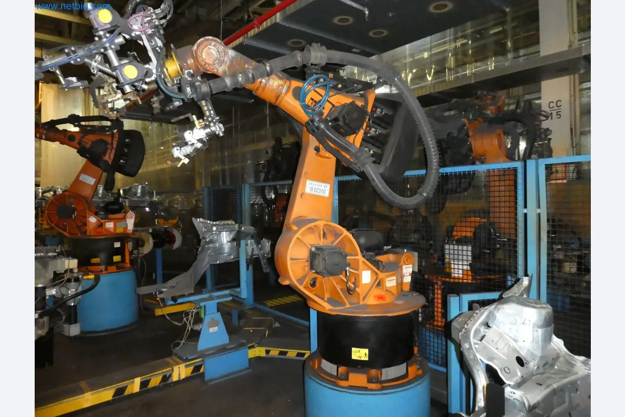 Robots, welding equipment and assembly accessories from the automotive industry-6